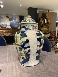 Vase couvert en porcelaine de Chine wucai &agrave; sujet narratif, &eacute;poque Transition