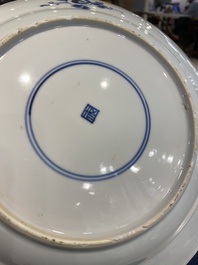 Paire de plats en porcelaine de Chine en bleu et blanc &agrave; d&eacute;cor de navires de la Compagnie des Indes, Kangxi