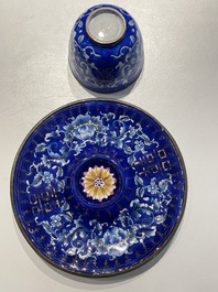 Paire de tasses sur supports de type 'trembleuse' en &eacute;maux de Canton &agrave; d&eacute;cor 'Shou', Chine, Qianlong