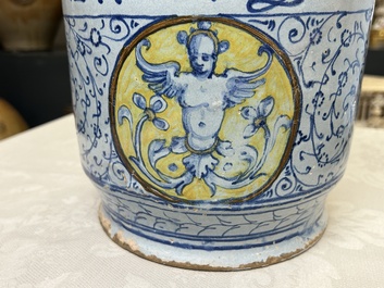 Een zeldzaam paar grote Italiaanse majolica albarelli met 'Gouden Hoorn' decor, wellicht Veneti&euml;, midden 16e eeuw