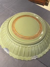 Een zeer grote Chinese Longquan celadon schotel, wellicht Chuzhou ovens, Ming
