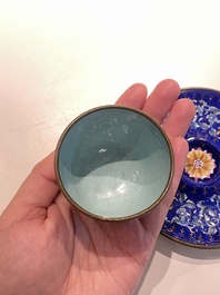 Paire de tasses sur supports de type 'trembleuse' en &eacute;maux de Canton &agrave; d&eacute;cor 'Shou', Chine, Qianlong