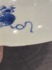 Paire de plats en porcelaine de Chine en bleu et blanc &agrave; d&eacute;cor de navires de la Compagnie des Indes, Kangxi