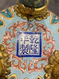 Br&ucirc;le-parfum couvert pour l'hommage imp&eacute;rial en &eacute;maux de Canton &agrave; fond bleu, marque et &eacute;poque de Qianlong