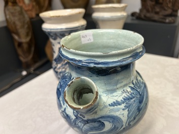 Une paire d'albarelli et une chevrette en majolique italienne en bleu, blanc et mangan&egrave;se, Savone, 17&egrave;me
