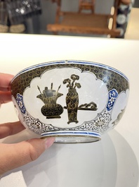 Paire de bols en &eacute;maux de Canton &agrave; d&eacute;cor d'antiquit&eacute;s, Chine, Yongzheng/Qianlong