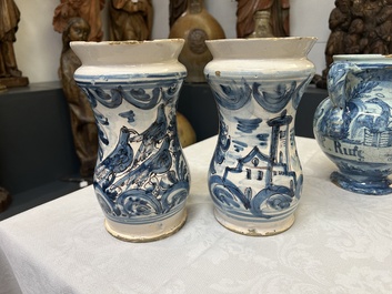 Une paire d'albarelli et une chevrette en majolique italienne en bleu, blanc et mangan&egrave;se, Savone, 17&egrave;me