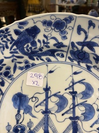 Paire de plats en porcelaine de Chine en bleu et blanc &agrave; d&eacute;cor de navires de la Compagnie des Indes, Kangxi