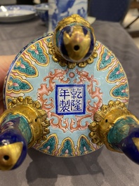 Br&ucirc;le-parfum couvert pour l'hommage imp&eacute;rial en &eacute;maux de Canton &agrave; fond bleu, marque et &eacute;poque de Qianlong
