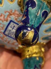 Br&ucirc;le-parfum couvert pour l'hommage imp&eacute;rial en &eacute;maux de Canton &agrave; fond bleu, marque et &eacute;poque de Qianlong