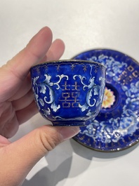 Paire de tasses sur supports de type 'trembleuse' en &eacute;maux de Canton &agrave; d&eacute;cor 'Shou', Chine, Qianlong