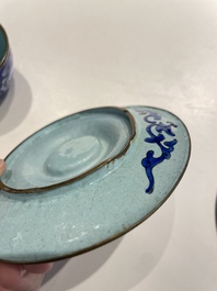 Paire de tasses sur supports de type 'trembleuse' en &eacute;maux de Canton &agrave; d&eacute;cor 'Shou', Chine, Qianlong