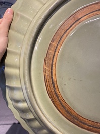 Een zeer grote Chinese Longquan celadon schotel, wellicht Chuzhou ovens, Ming