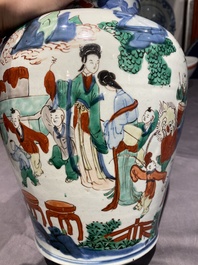 Vase couvert en porcelaine de Chine wucai &agrave; d&eacute;cor de gar&ccedil;ons jouant, &eacute;poque Transition