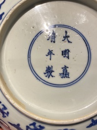 Een Chinees blauw-wit 'draken' bord, Jiajijng merk en periode