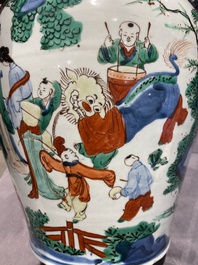 Vase couvert en porcelaine de Chine wucai &agrave; d&eacute;cor de gar&ccedil;ons jouant, &eacute;poque Transition