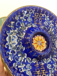 Paire de tasses sur supports de type 'trembleuse' en &eacute;maux de Canton &agrave; d&eacute;cor 'Shou', Chine, Qianlong