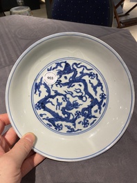 Een Chinees blauw-wit 'draken' bord, Jiajijng merk en periode