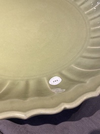 Een zeer grote Chinese Longquan celadon schotel, wellicht Chuzhou ovens, Ming