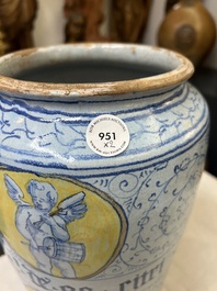 Een zeldzaam paar grote Italiaanse majolica albarelli met 'Gouden Hoorn' decor, wellicht Veneti&euml;, midden 16e eeuw