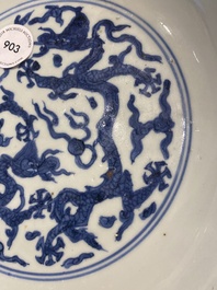 Een Chinees blauw-wit 'draken' bord, Jiajijng merk en periode