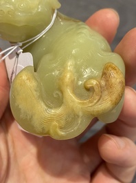 Animal mythique en jade c&eacute;ladon tach&eacute; de rouille, Chine, 18&egrave;me