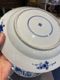Paire de plats en porcelaine de Chine en bleu et blanc &agrave; d&eacute;cor de navires de la Compagnie des Indes, Kangxi