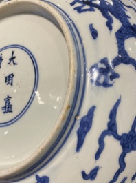 Een Chinees blauw-wit 'draken' bord, Jiajijng merk en periode