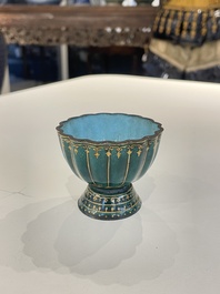 Bol de forme floral sur talon en &eacute;maux de Canton &agrave; d&eacute;cor dor&eacute; sur fond vert, Chine, ancienne coll. Harry Garner, Qianlong