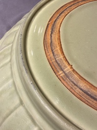 Een zeer grote Chinese Longquan celadon schotel, wellicht Chuzhou ovens, Ming