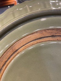 Een zeer grote Chinese Longquan celadon schotel, wellicht Chuzhou ovens, Ming