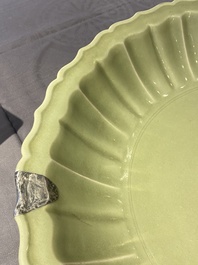 Een zeer grote Chinese Longquan celadon schotel, wellicht Chuzhou ovens, Ming