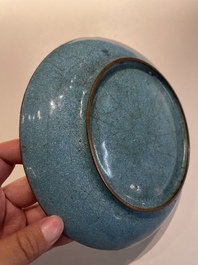 Een Chinees bord in Canton email met 'sanduo' decor, Qianlong