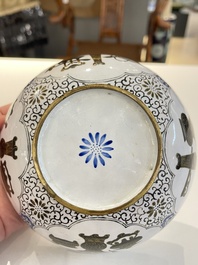 Paire de bols en &eacute;maux de Canton &agrave; d&eacute;cor d'antiquit&eacute;s, Chine, Yongzheng/Qianlong