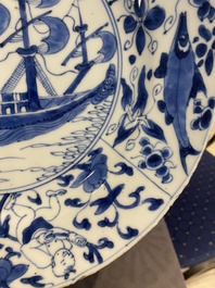 Paire de plats en porcelaine de Chine en bleu et blanc &agrave; d&eacute;cor de navires de la Compagnie des Indes, Kangxi