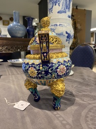 Br&ucirc;le-parfum couvert pour l'hommage imp&eacute;rial en &eacute;maux de Canton &agrave; fond bleu, marque et &eacute;poque de Qianlong