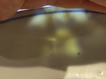 Een Chinees blauw-wit 'draken' bord, Jiajijng merk en periode