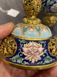 Br&ucirc;le-parfum couvert pour l'hommage imp&eacute;rial en &eacute;maux de Canton &agrave; fond bleu, marque et &eacute;poque de Qianlong