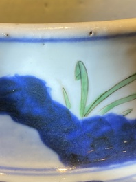 Vase couvert en porcelaine de Chine wucai &agrave; sujet narratif, &eacute;poque Transition