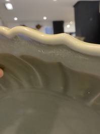 Een zeer grote Chinese Longquan celadon schotel, wellicht Chuzhou ovens, Ming