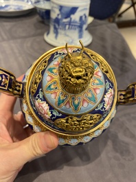 Br&ucirc;le-parfum couvert pour l'hommage imp&eacute;rial en &eacute;maux de Canton &agrave; fond bleu, marque et &eacute;poque de Qianlong