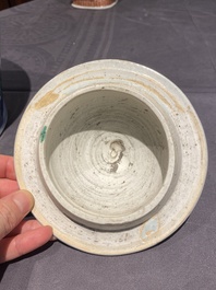 Vase couvert en porcelaine de Chine wucai &agrave; sujet narratif, &eacute;poque Transition