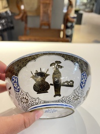 Paire de bols en &eacute;maux de Canton &agrave; d&eacute;cor d'antiquit&eacute;s, Chine, Yongzheng/Qianlong