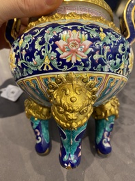 Br&ucirc;le-parfum couvert pour l'hommage imp&eacute;rial en &eacute;maux de Canton &agrave; fond bleu, marque et &eacute;poque de Qianlong