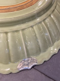 Een zeer grote Chinese Longquan celadon schotel, wellicht Chuzhou ovens, Ming