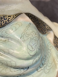 Een Chinese famille rose figuur van Guanyin met een ruyi scepter, Qianlong