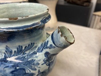 Une paire d'albarelli et une chevrette en majolique italienne en bleu, blanc et mangan&egrave;se, Savone, 17&egrave;me
