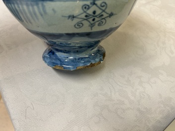 Une paire d'albarelli et une chevrette en majolique italienne en bleu, blanc et mangan&egrave;se, Savone, 17&egrave;me