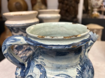 Une paire d'albarelli et une chevrette en majolique italienne en bleu, blanc et mangan&egrave;se, Savone, 17&egrave;me