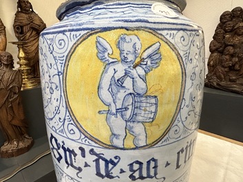 Een zeldzaam paar grote Italiaanse majolica albarelli met 'Gouden Hoorn' decor, wellicht Veneti&euml;, midden 16e eeuw